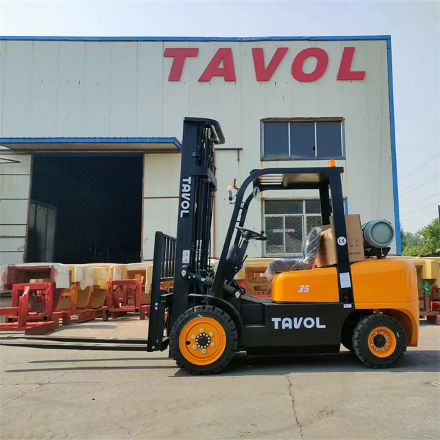 Carrello elevatore GPL per carichi pesanti da 3 tonnellate con pinza per balle
