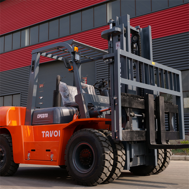 Stivuitor diesel 7T cu &icirc;nălțime de ridicare de 3M 