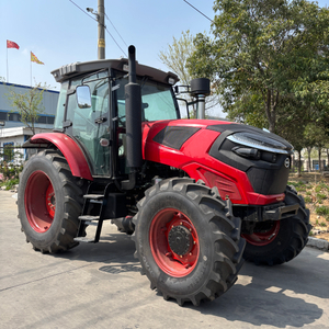 Poljoprivredni traktor na točkovima sa velikim punim kontejnerom od 140 KS
