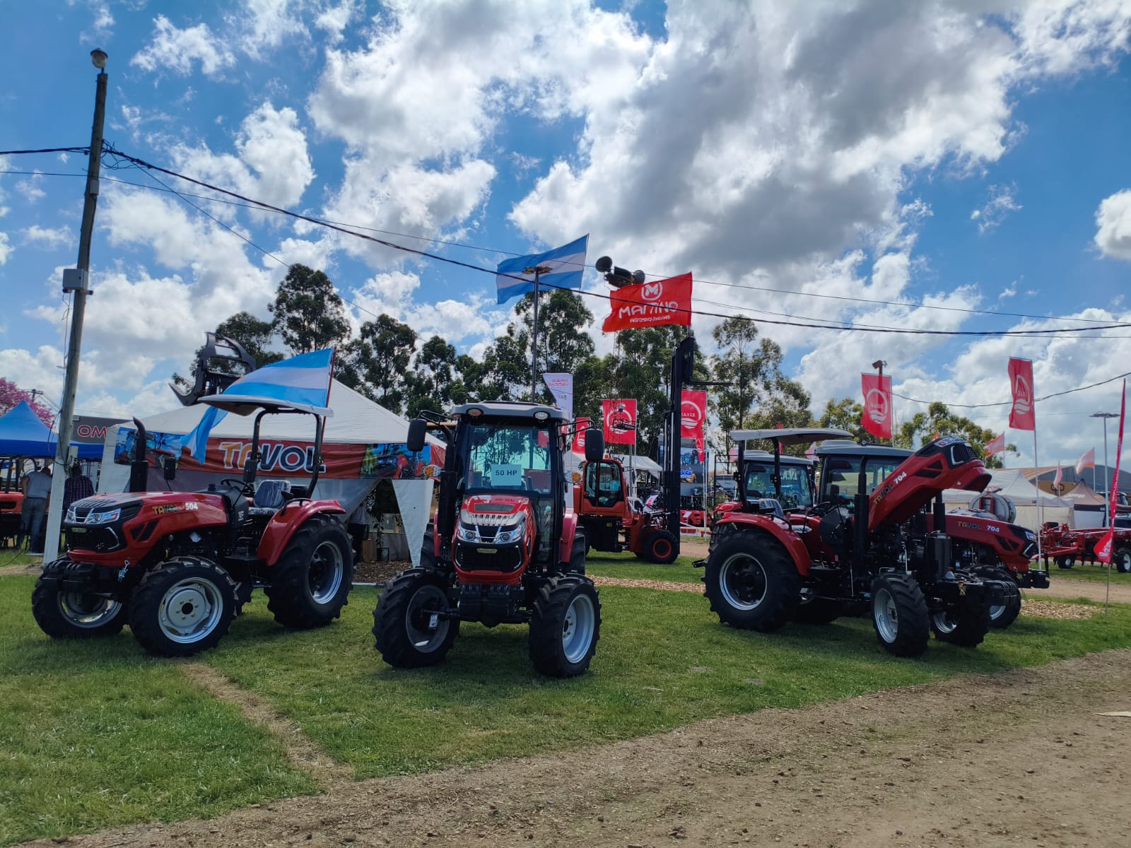 Un g&eacute;ant de l'acier sous le ciel bleu argentin : les tracteurs TAVOL brillent au salon sud-am&eacute;ricain